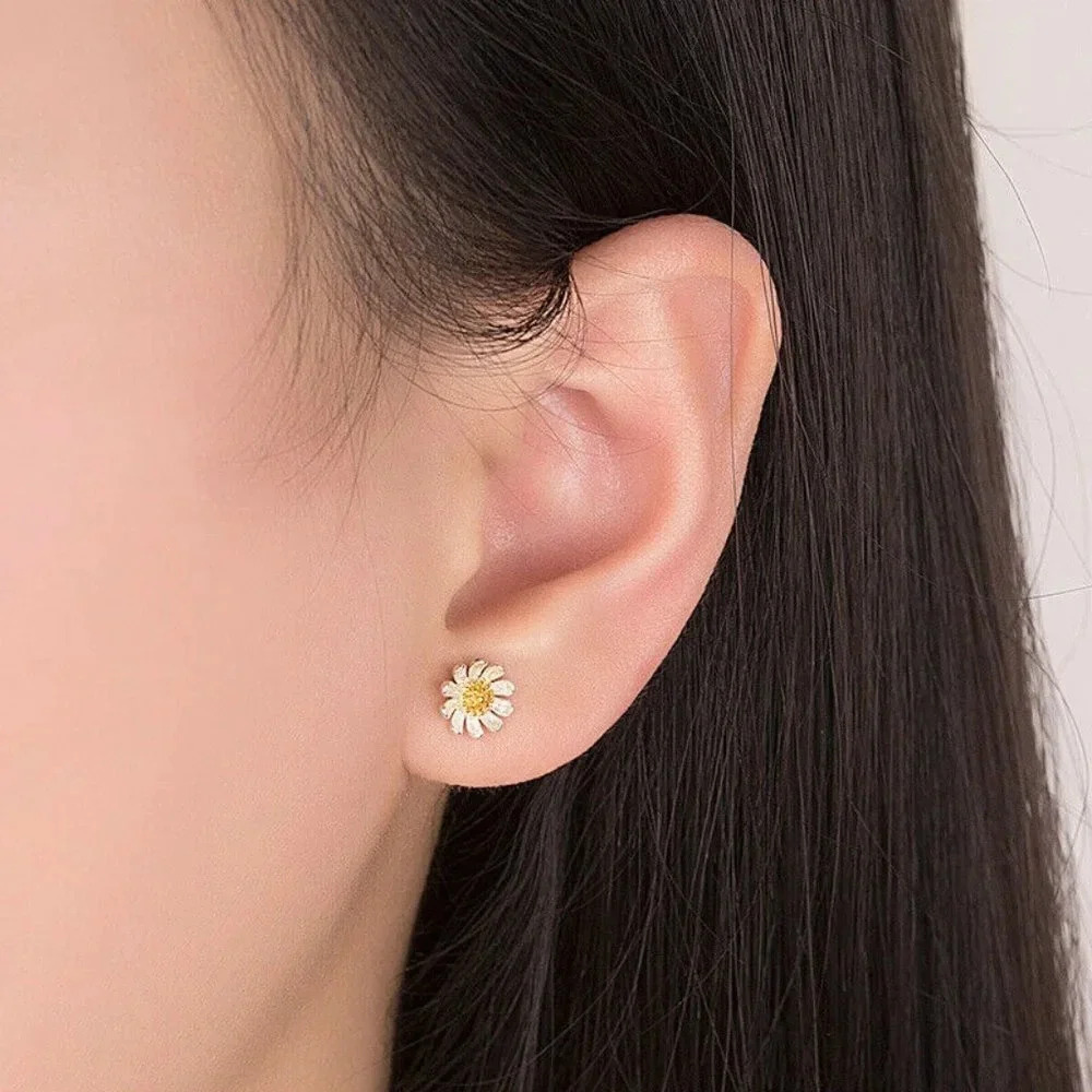 925 Sterling Silver Daisy Flower Stud Earrings - Picture 2 of 4
